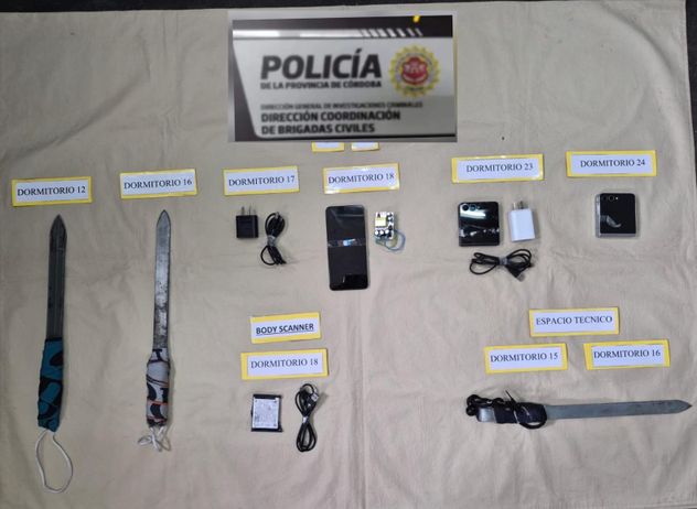 Secuestros en Bouwer. Armas, celulares y fuentes de alimentación. (Policía)