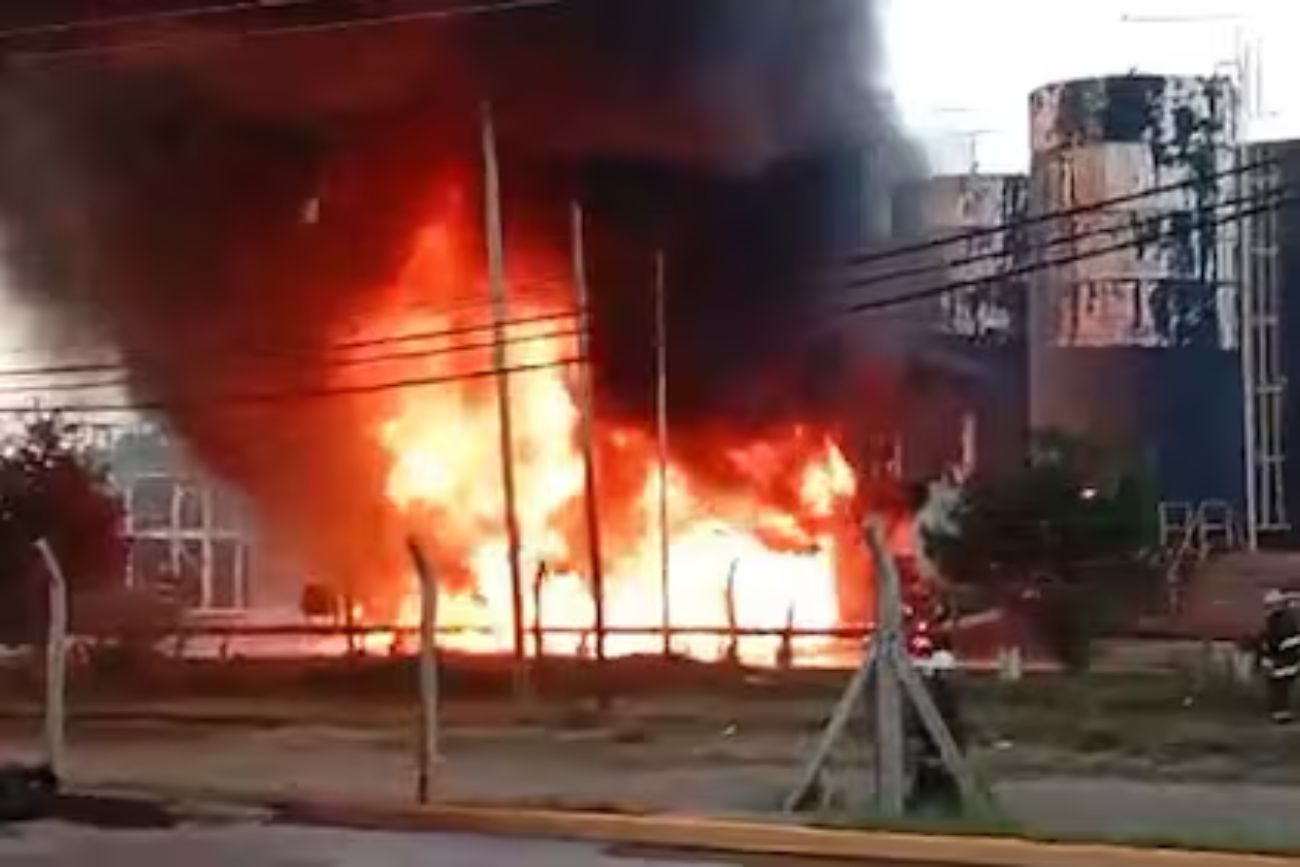 Se incendió una refinería del Parque Industrial de Pilar: murió un trabajador y otro está grave (Gentileza)
