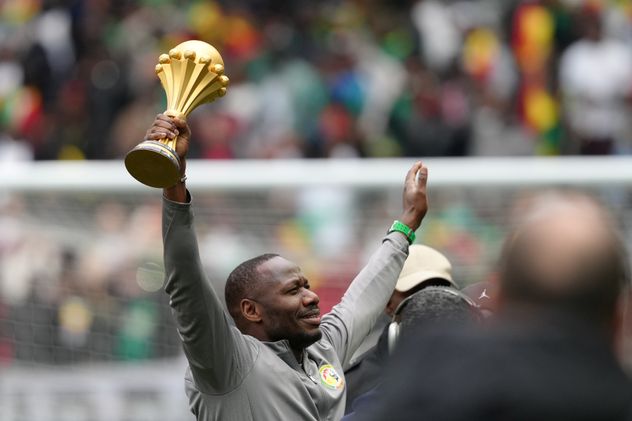 La selección de Senegal expuso el trofeo de campeón de la Copa África.