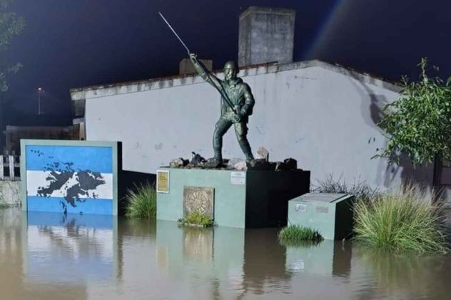 Bomberos, personal municipal y equipos de emergencia trabajan desde la madrugada para asistir a los vecinos afectados en Colonia Marina y restablecer la circulación en sectores complicados por la lluvia.