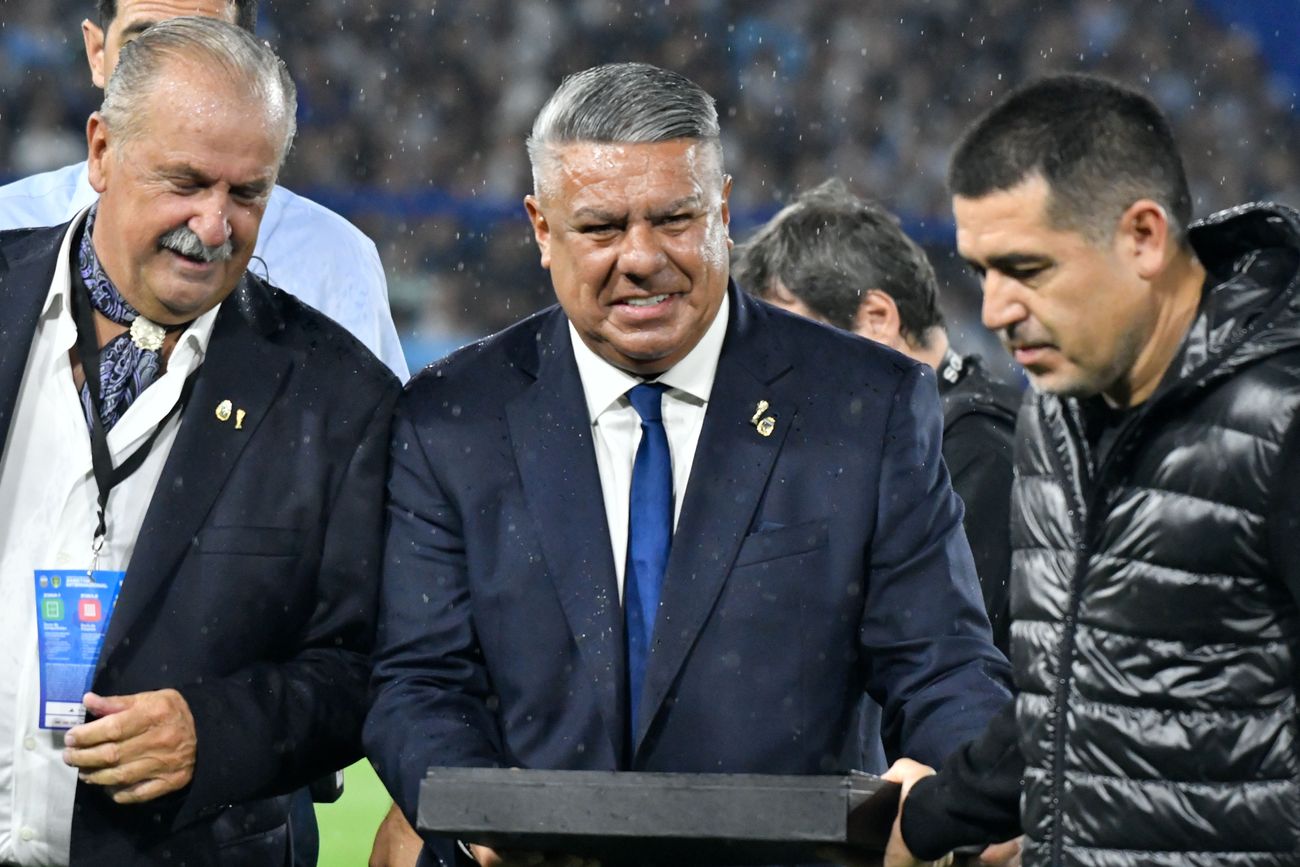 Claudio Tapia junto a Riquelme, en La Bombonera.