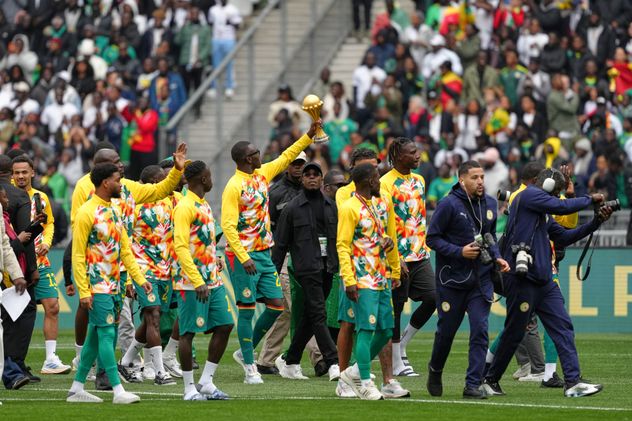 La selección de Senegal expuso el trofeo de campeón de la Copa África.
