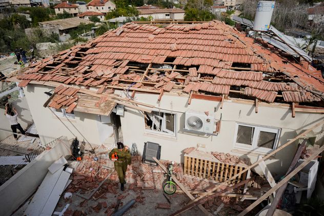 Daños que dejó un misil iraní en Eshtaol. (AP/Maya Levin)