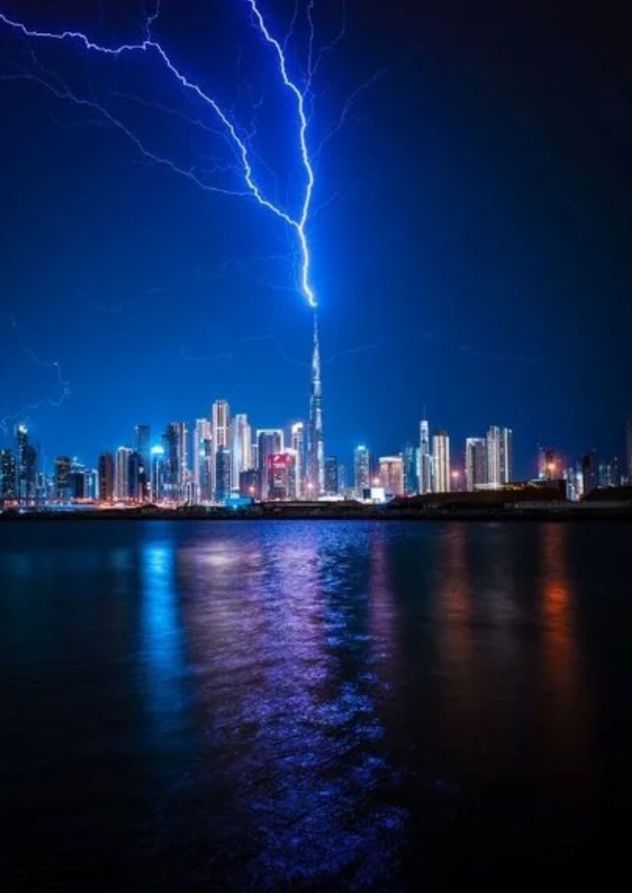 Una histórica tormenta paraliza a los Emiratos Árabes