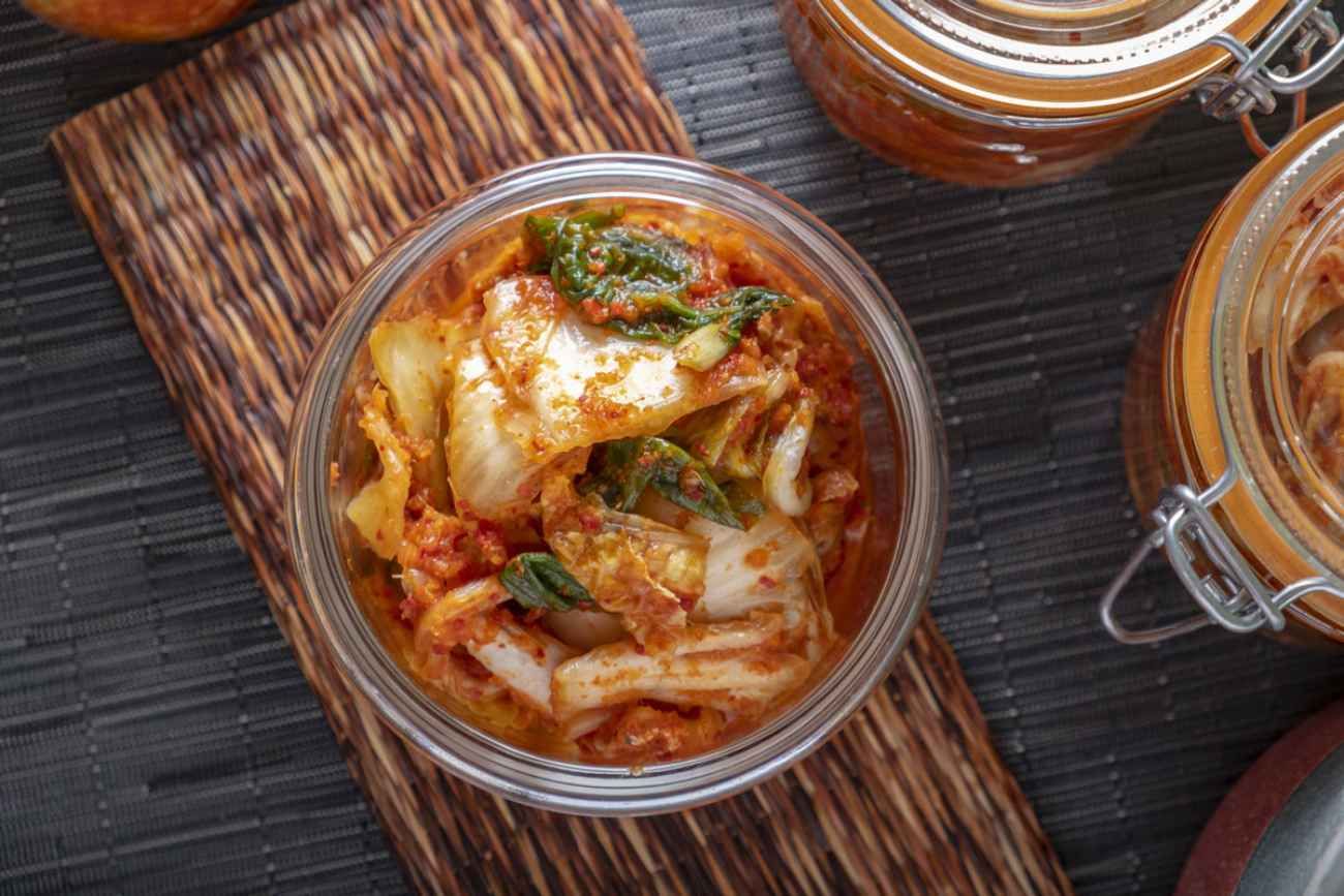Un probiótico del kimchi actúa como “imán” contra los nanoplásticos y ayuda a eliminarlos del organismo. 