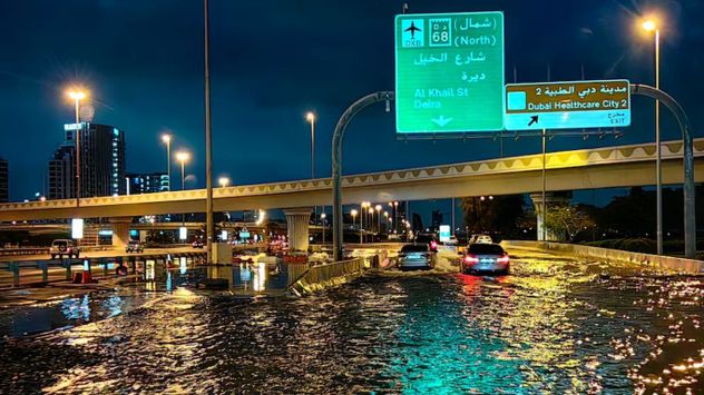 Una histórica tormenta paraliza a los Emiratos Árabes