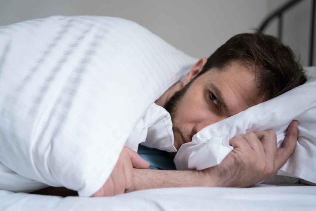 Dormir menos de lo recomendado altera hormonas clave del apetito y aumenta el riesgo de sobrepeso, obesidad y desajustes metabólicos.