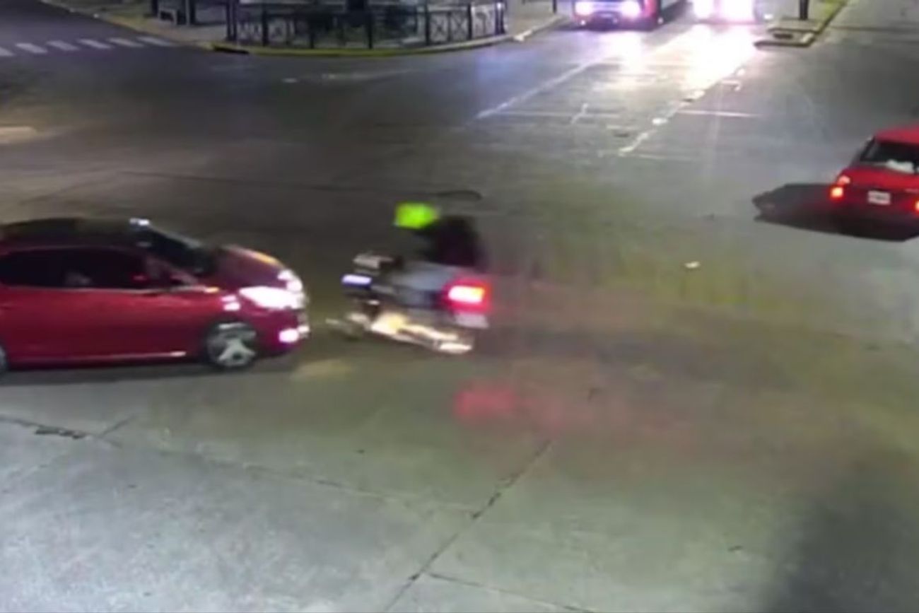 Los ocupantes de la moto salieron volando tras el impacto.