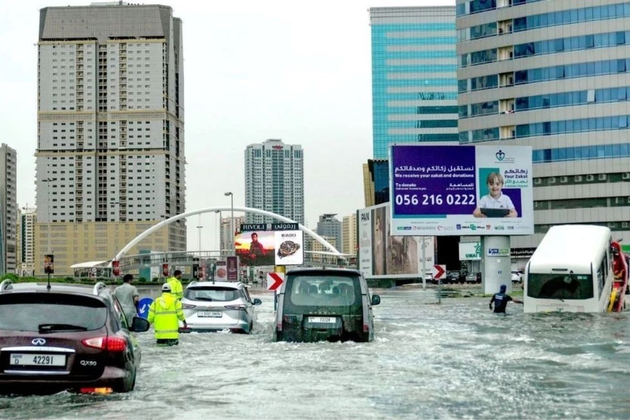 Una histórica tormenta paraliza a los Emiratos Árabes