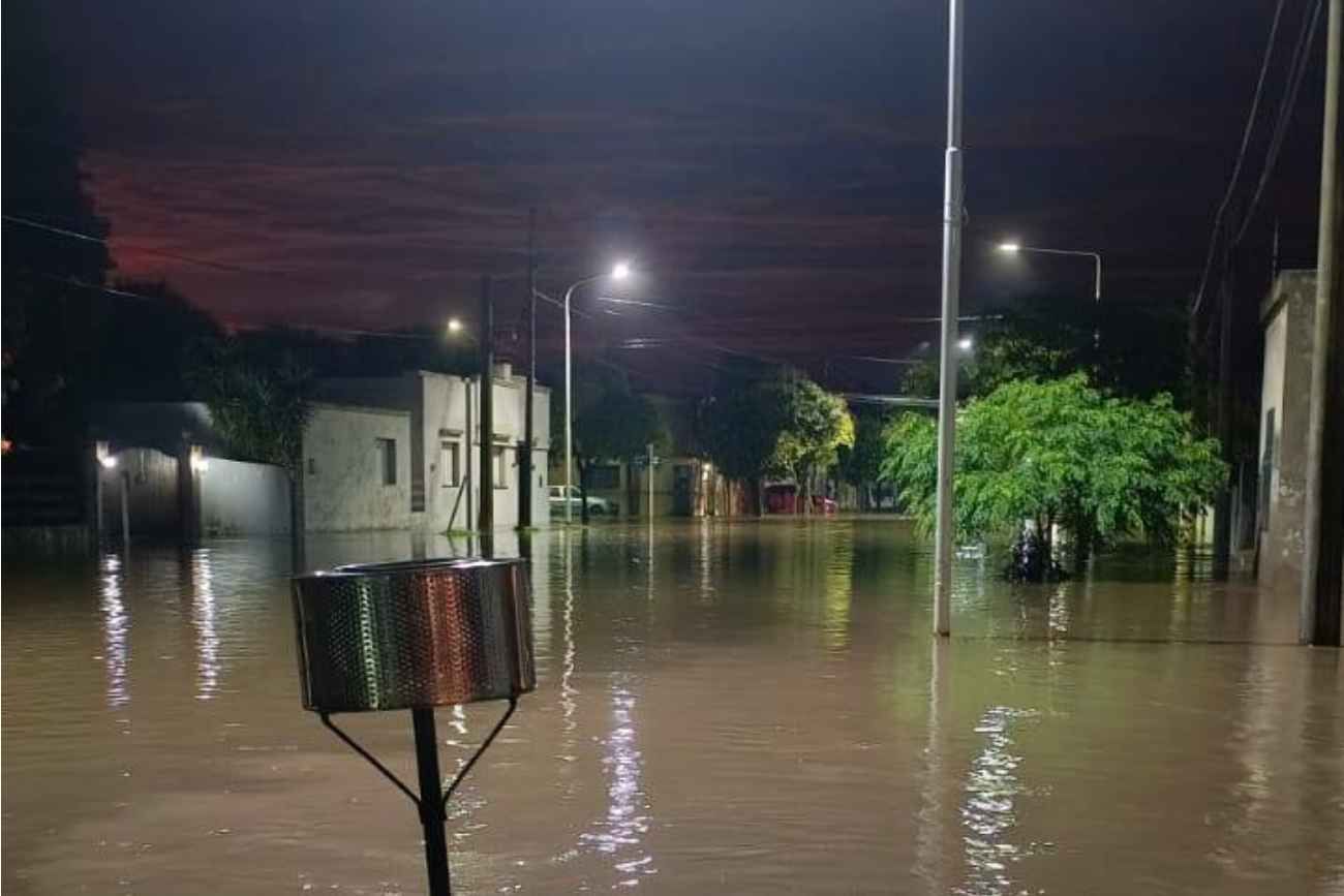 Bomberos, personal municipal y equipos de emergencia trabajan desde la madrugada para asistir a los vecinos afectados en Colonia Marina y restablecer la circulación en sectores complicados por la lluvia.