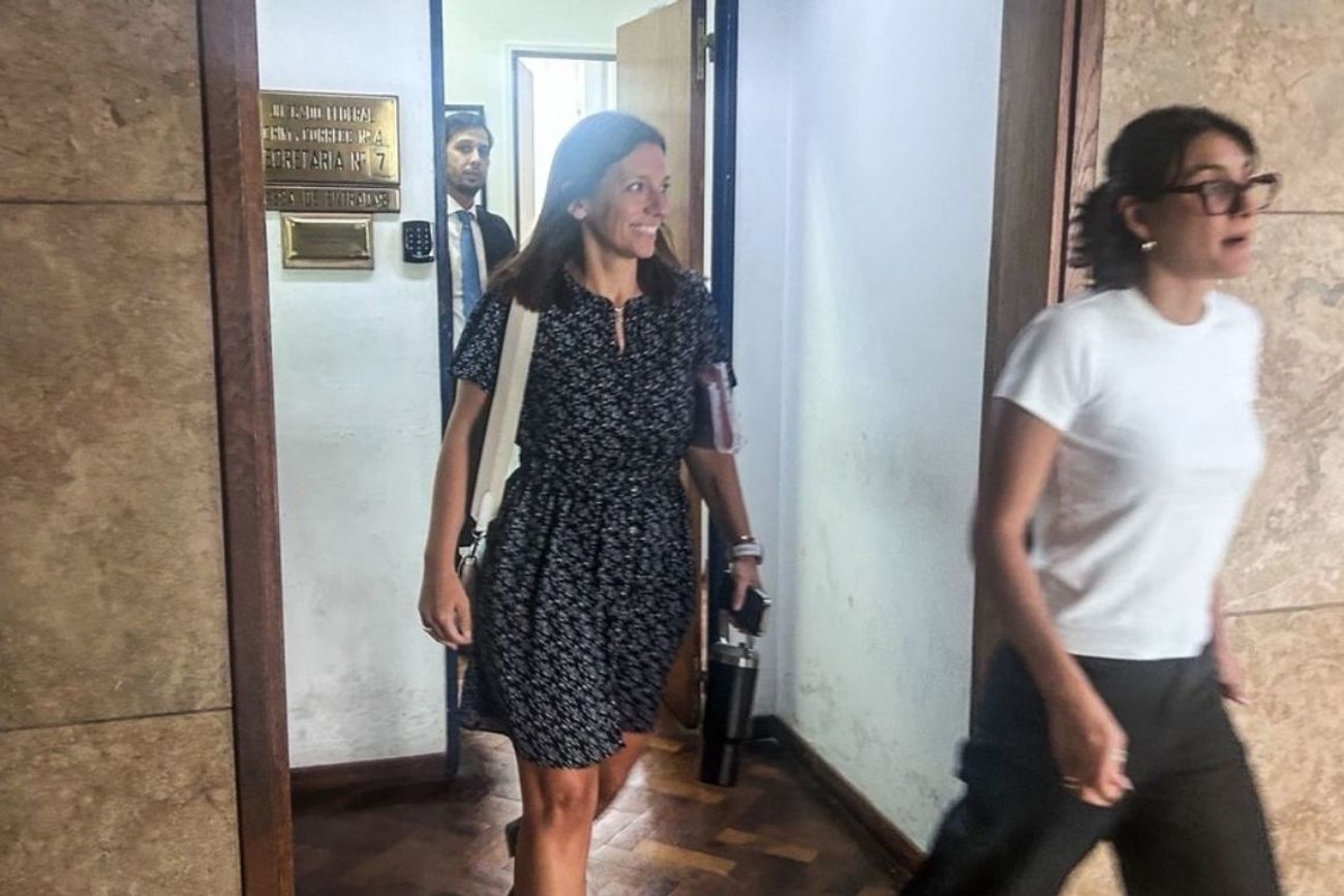 Vanesa Tossi, empleada de Agustín Issin, el broker del vuelo de Adorni, sale el viernes del despacho del juez Lijo.(Gentileza Clarín)