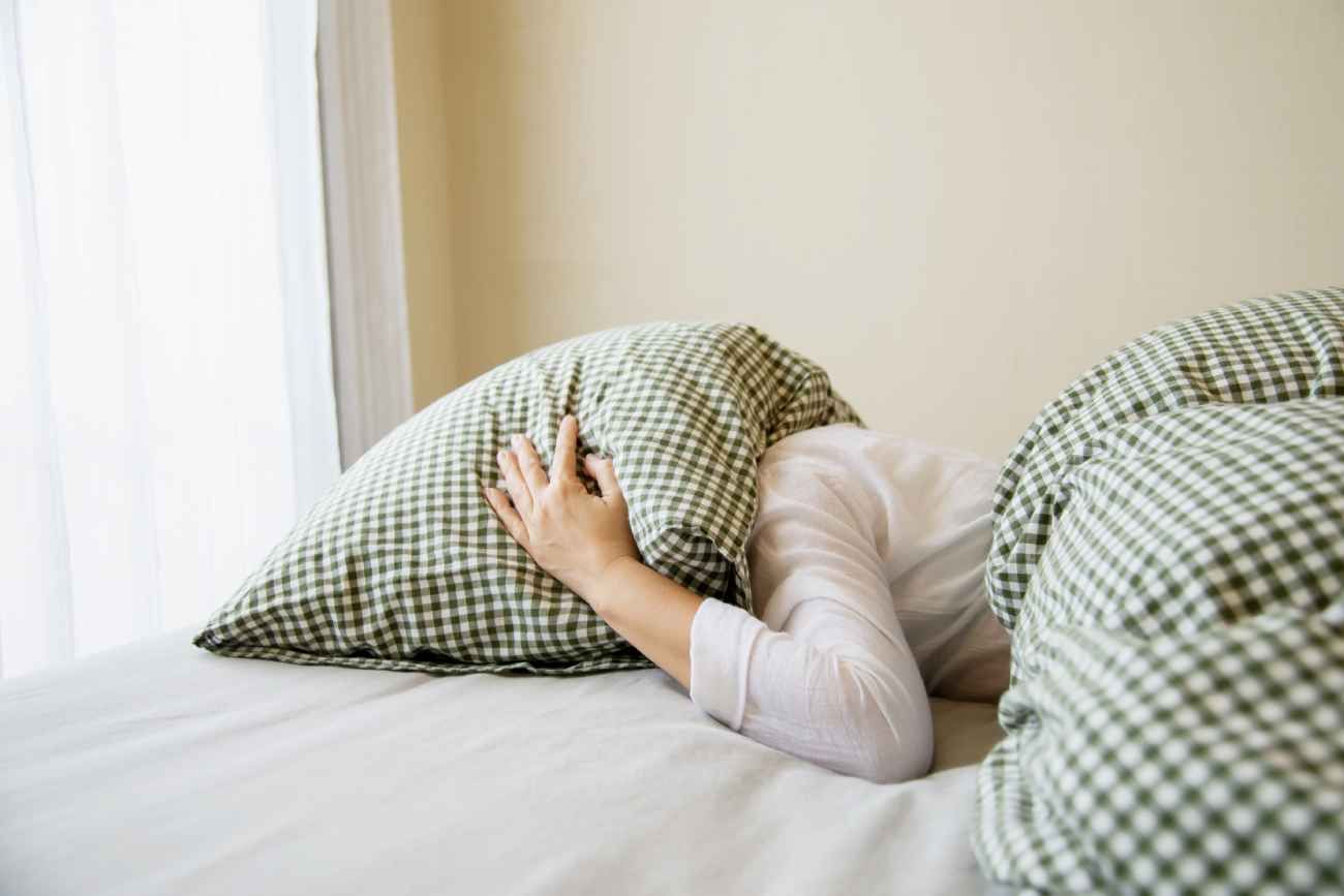 Dormir menos de lo recomendado altera hormonas clave del apetito y aumenta el riesgo de sobrepeso, obesidad y desajustes metabólicos.