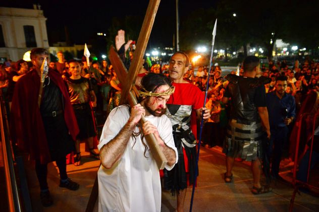  La celebración de la Semana Santa incluyó, como todos los años, el Vía Crucis por las calles de la ciudad con una gran cantidad de público.  
