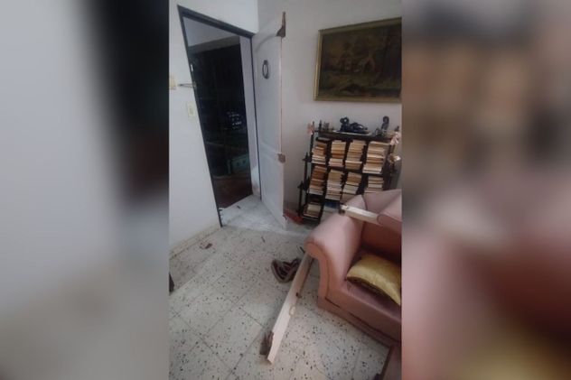 A patadas. Tumbaron una puerta para entrar. (Gentileza)