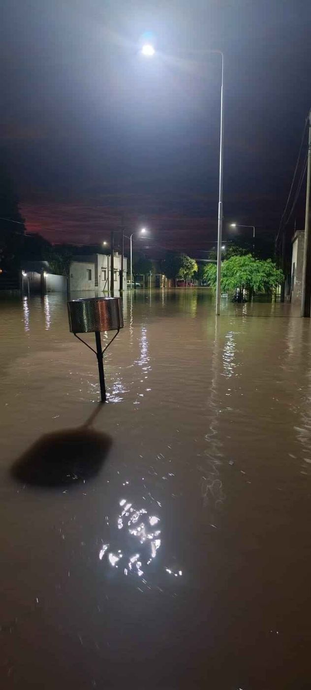 Bomberos, personal municipal y equipos de emergencia trabajan desde la madrugada para asistir a los vecinos afectados en Colonia Marina y restablecer la circulación en sectores complicados por la lluvia.