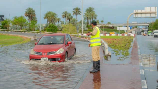 Una histórica tormenta paraliza a los Emiratos Árabes