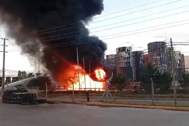 Incendio en una refinería del Parque Industrial de Pilar: un operario murió y otro resultó herido. (Gentileza: Pilar a Diario)