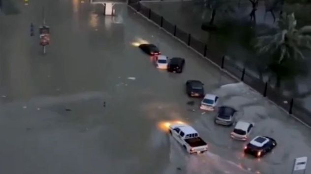 Una histórica tormenta paraliza a los Emiratos Árabes