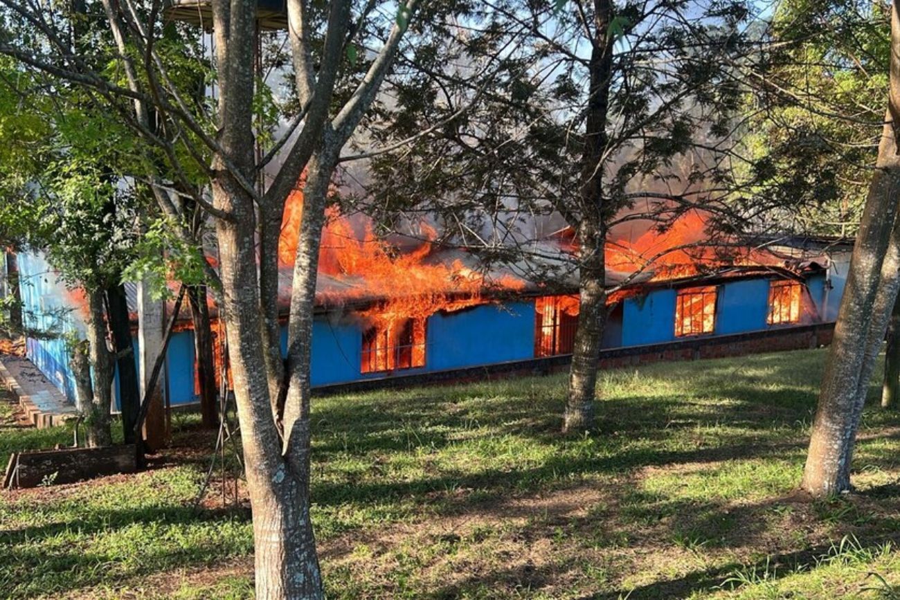 Un adolescente de 13 años incendió "intencionalmente" una escuela y la destruyó por completo