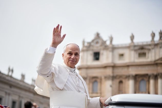 El papa León XIV, tras presidir la misa en la Plaza de San Pedro, en el Vaticano, el Domingo de Ramos. (AP / Alessandra Tarantino)