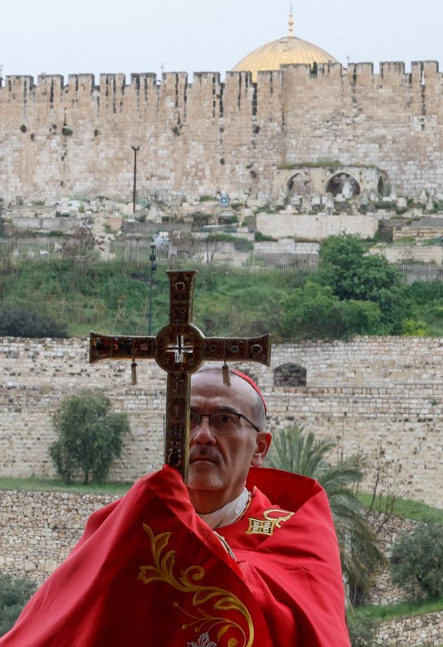 El cardenal Pierbattista Pizzaballa, patriarca latino de Jerusalén, oficia una misa de oración con motivo del Domingo de Ramos en Jerusalén, el domingo 29 de marzo de 2026.