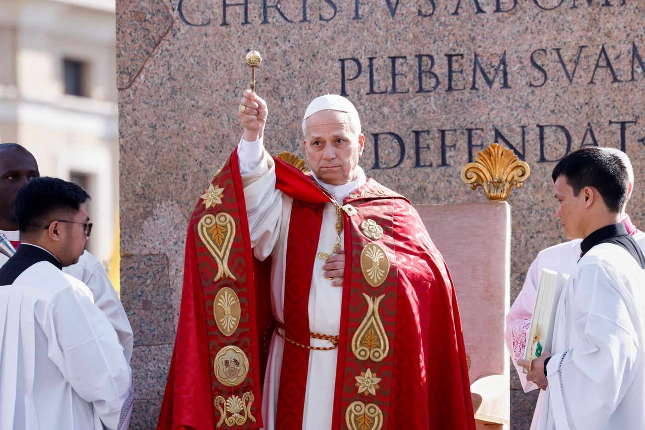 El papa León XIV preside la misa del Domingo de Ramos en la Plaza de San Pedro, en el Vaticano, el domingo 29 de marzo de 2026. (Remo Casilli / Pool Photo vía AP)
