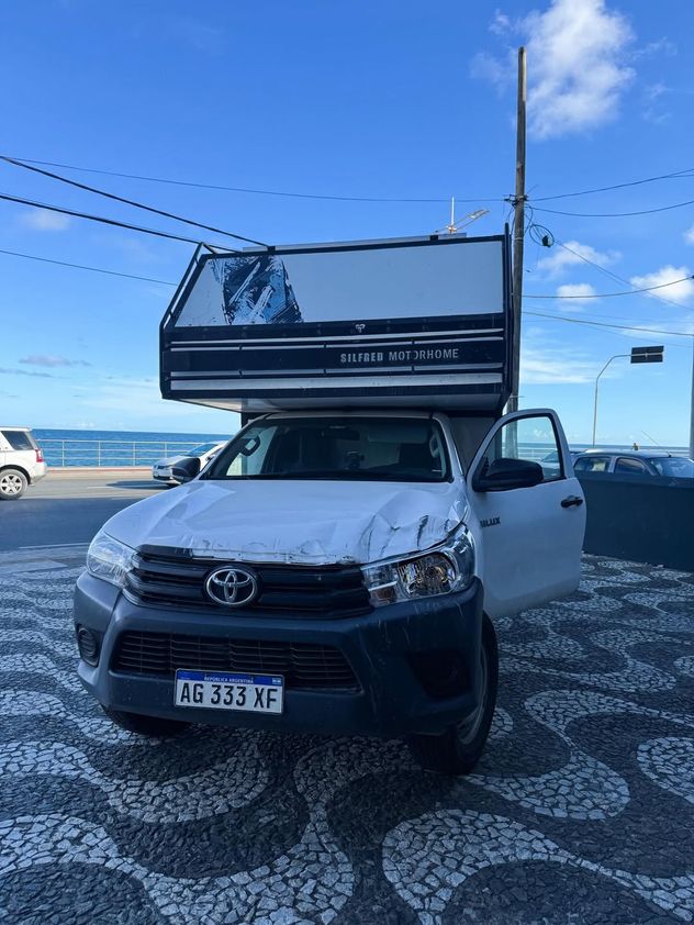 Así quedó el motorhome luego de ser golpeado por un objeto contundente.