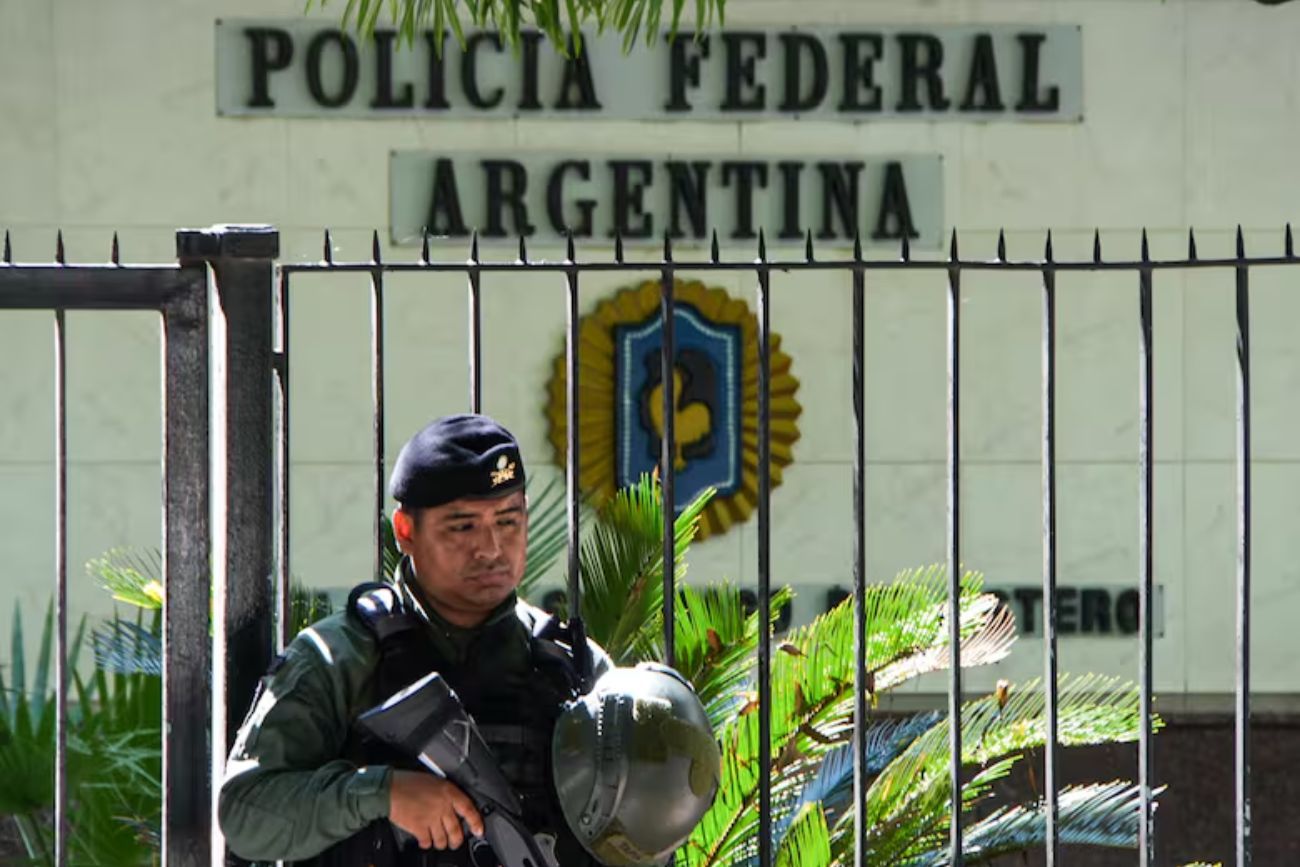 Detuvieron a policías federales acusados de quedarse con droga de allanamientos y revenderlas