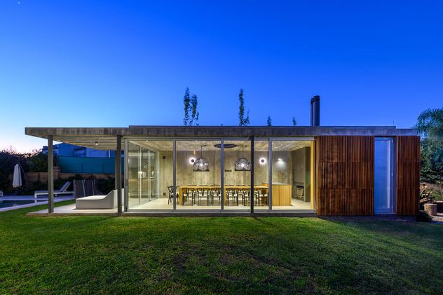 Una vivienda con la superficie vidriada bien calculada reduce el consumo eléctrico en forma considerable (Proyecto Casa El Cerezo, estudio Opaco). 