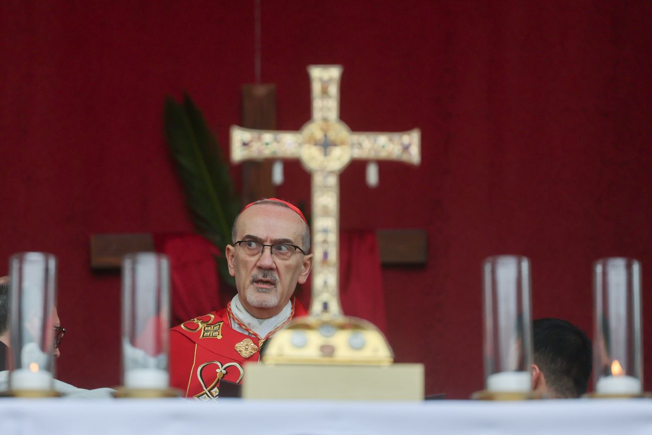 El cardenal Pierbattista Pizzaballa, patriarca latino de Jerusalén, oficia una misa de oración con motivo del Domingo de Ramos en Jerusalén, el domingo 29 de marzo de 2026. (Ammar Awad / Pool Photo vía AP)
