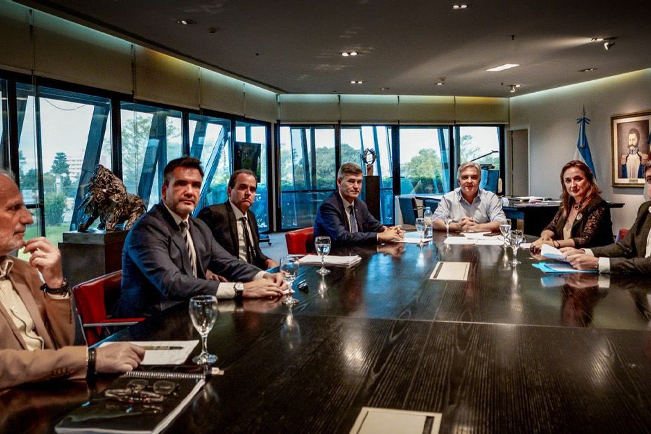 El gobernador encabezó una reunión en la que decidió avanzar con la prohibición de los "naranjitas" ilegales. 