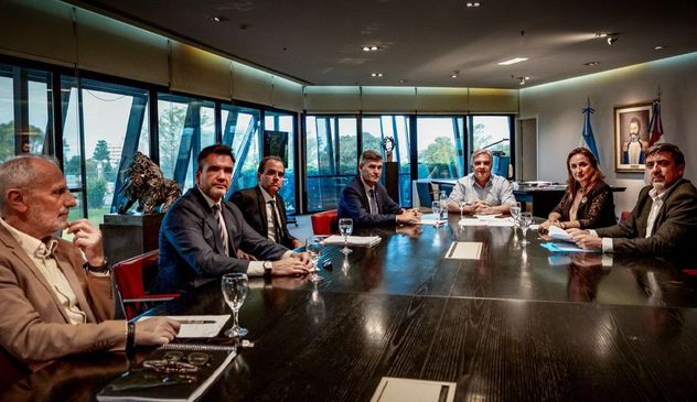 El gobernador encabezó una reunión en la que decidió avanzar con la prohibición de los "naranjitas" ilegales. 