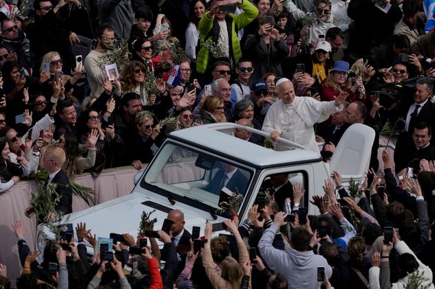 El papa León XIV, tras presidir la misa en la Plaza de San Pedro, en el Vaticano, el Domingo de Ramos. (AP / Alessandra Tarantino)