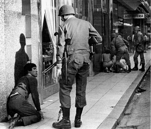 Hubo una fuerte represión de la dictadura militar en la Plaza de Mayo. Un sindicalista fue asesinado frente al Cabildo. (La Voz / Archivo) 