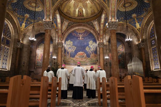 Miembros del clero asisten a un servicio religioso en la Iglesia de Todas las Naciones, oficiado por el cardenal Pierbattista Pizzaballa, patriarca latino de Jerusalén, para conmemorar el Domingo de Ramos en Jerusalén, el domingo 29 de marzo de 2026.