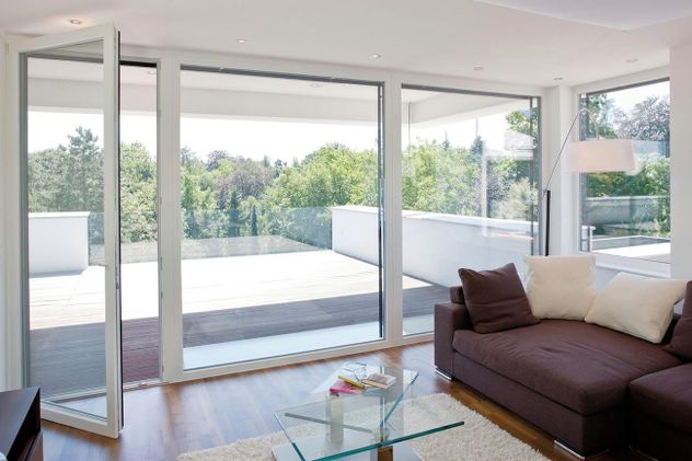 La tendencia arquitectónica local se vale de aberturas eficientes, que conservan el calor de la calefacción en invierno y el fresco del aire acondicionado en verano. 