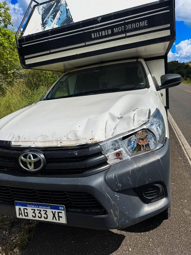 Así quedó el motorhome luego de ser golpeado por un objeto contundente.