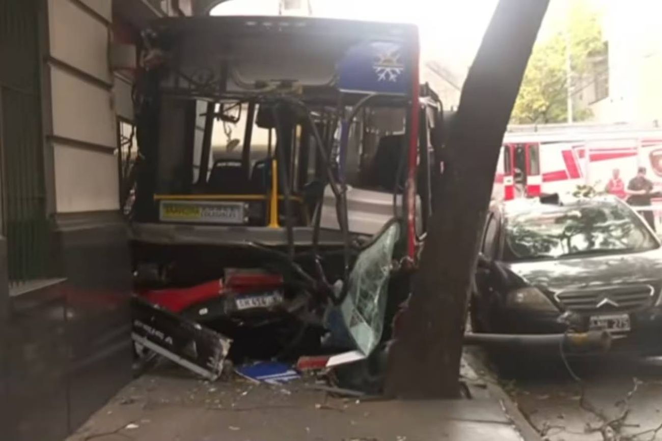 Así quedó el colectivo tras chocar con un patrullero en Buenos Aires. (TN)