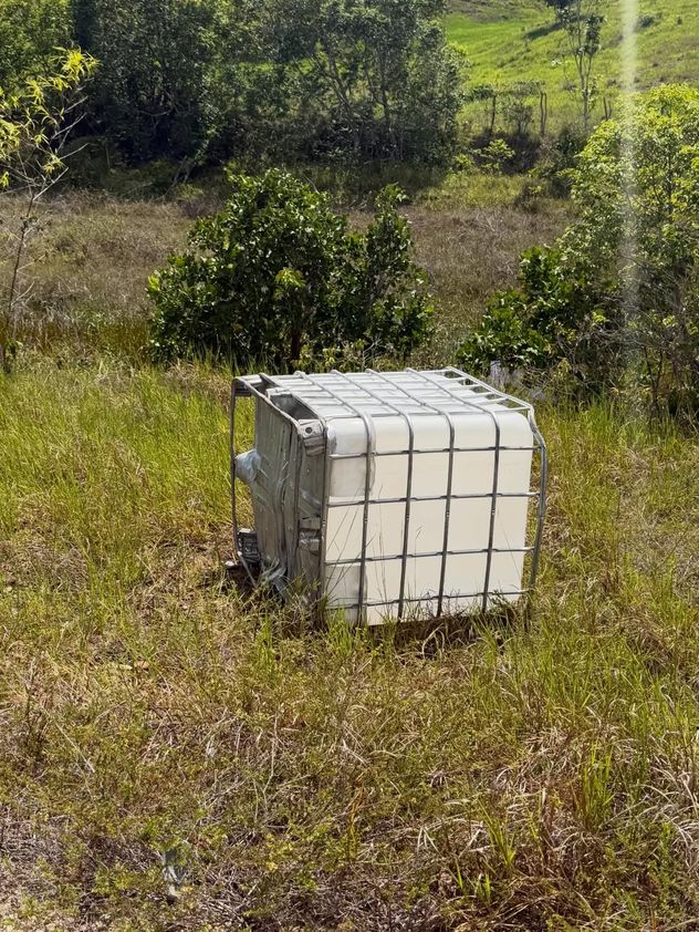 El objeto que golpeó el faro izquierdo del motorhome.