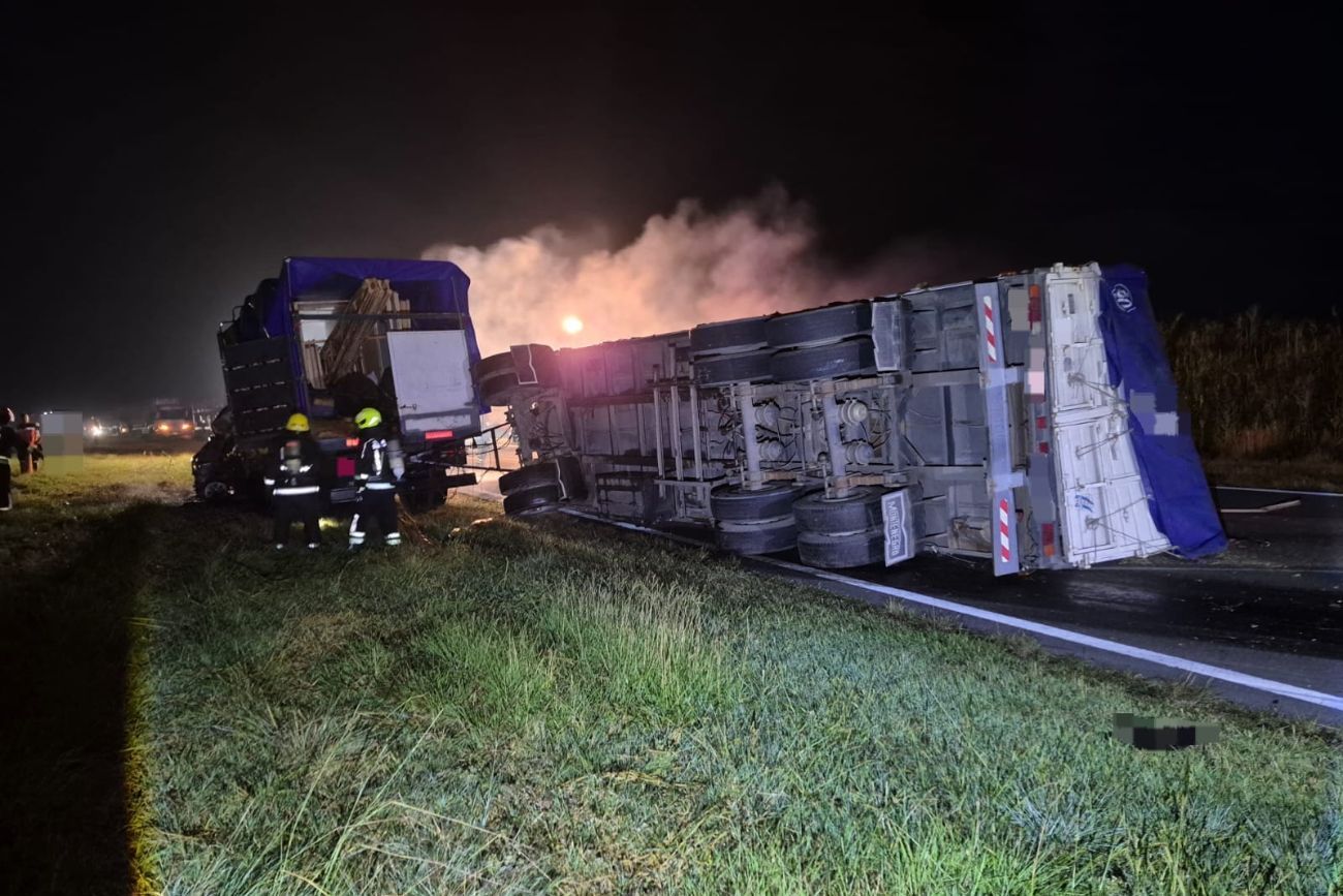 Córdoba: una mujer murió tras chocar contra un camión y se incendió su auto