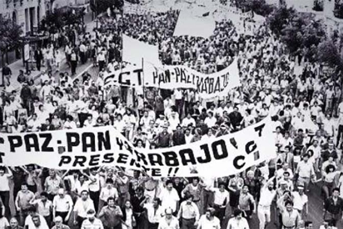 El 30 de abril de 1981, impulsada por la CGT que conducía Saúl Ubaldini, se realizó una masiva movilización contra la dictadura, bajo la consigna: "Paz, pan y trabajo".  (La Voz / Archivo) 