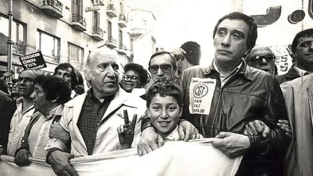 Saúl Ubaldini y Lorenzo Miguel, líder de la UOM, algunos de los referentes gremiales que encabezaron la movilización del 30 de marzo de 1982, en la Plaza de Mayo. (La Voz / Archivo)