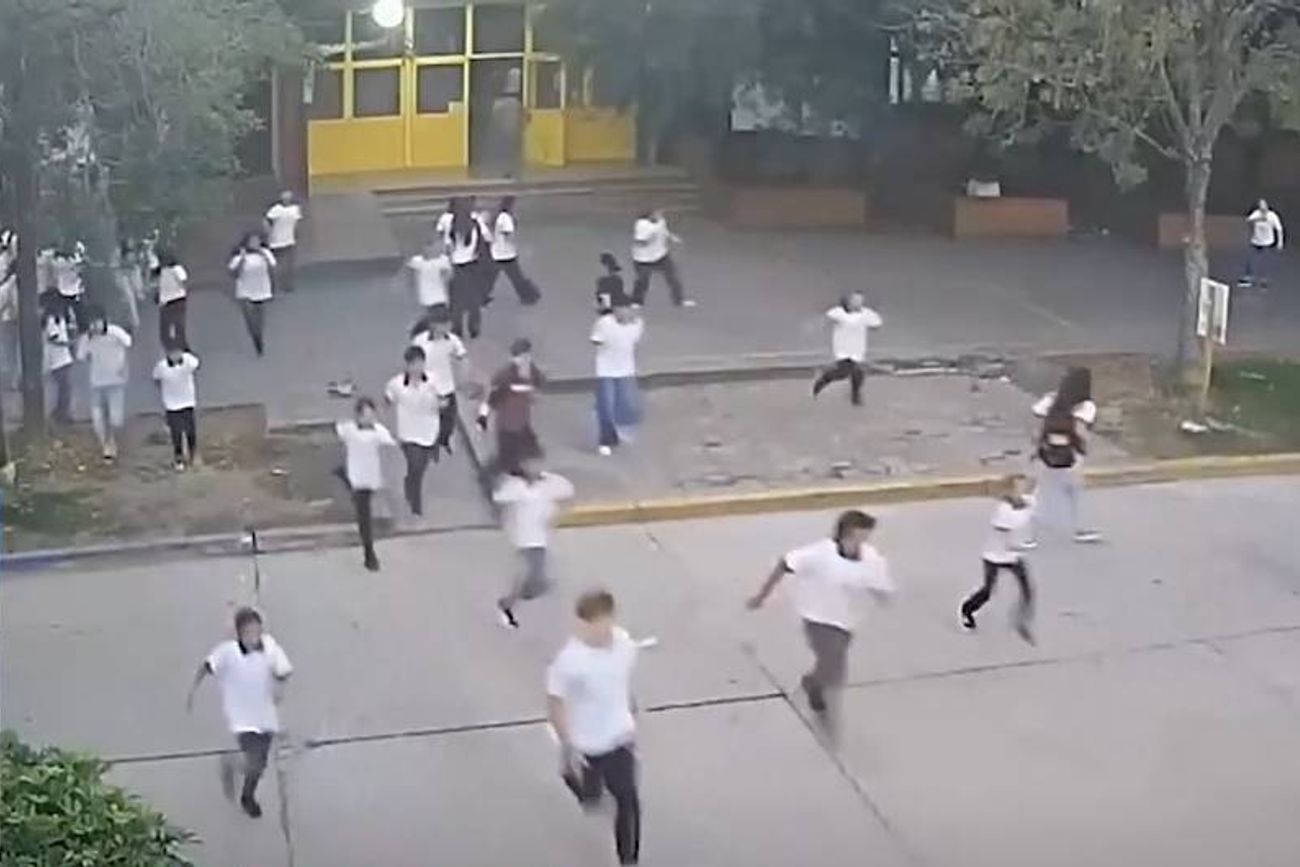 Corridas. Cuando comenzaron los disparos en la escuela de Santa Fe, los estudiantes del colegio escaparon del establecimiento para resguardar sus vidas. 