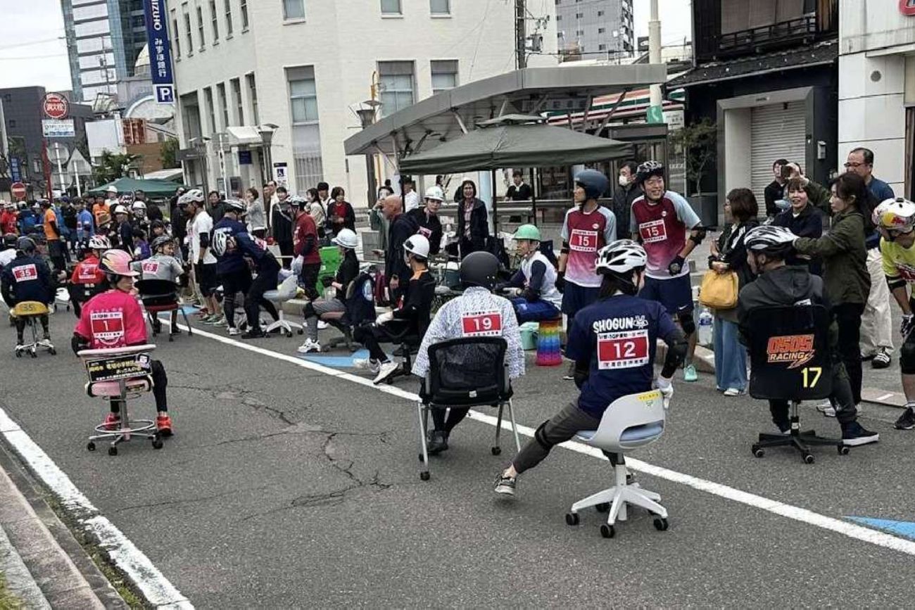 La inusual "carrerita" de sillas de oficina conquista Japón. (Vozpópuli)