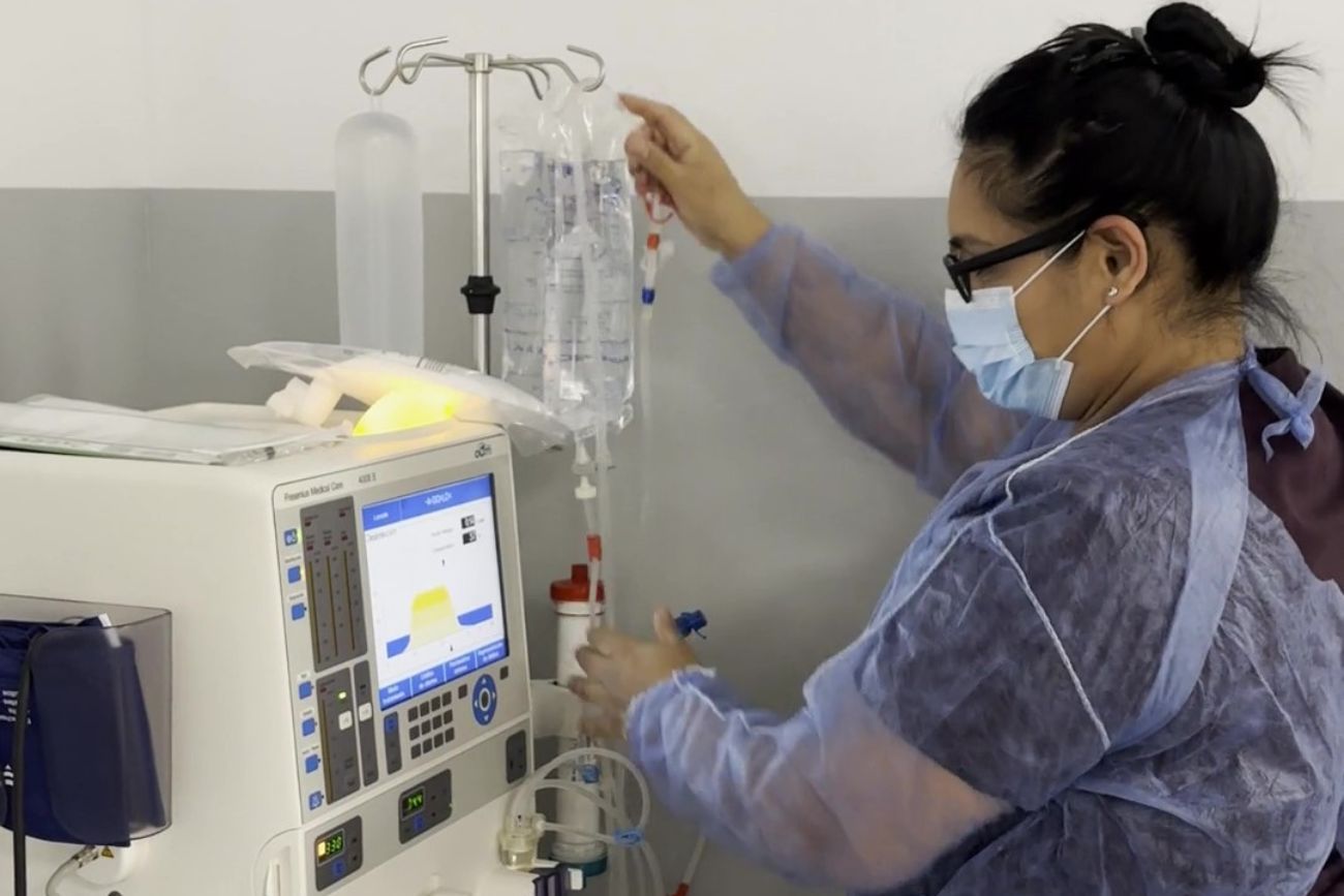 Realización de diálisis en Hospital Italiano de Córdoba.