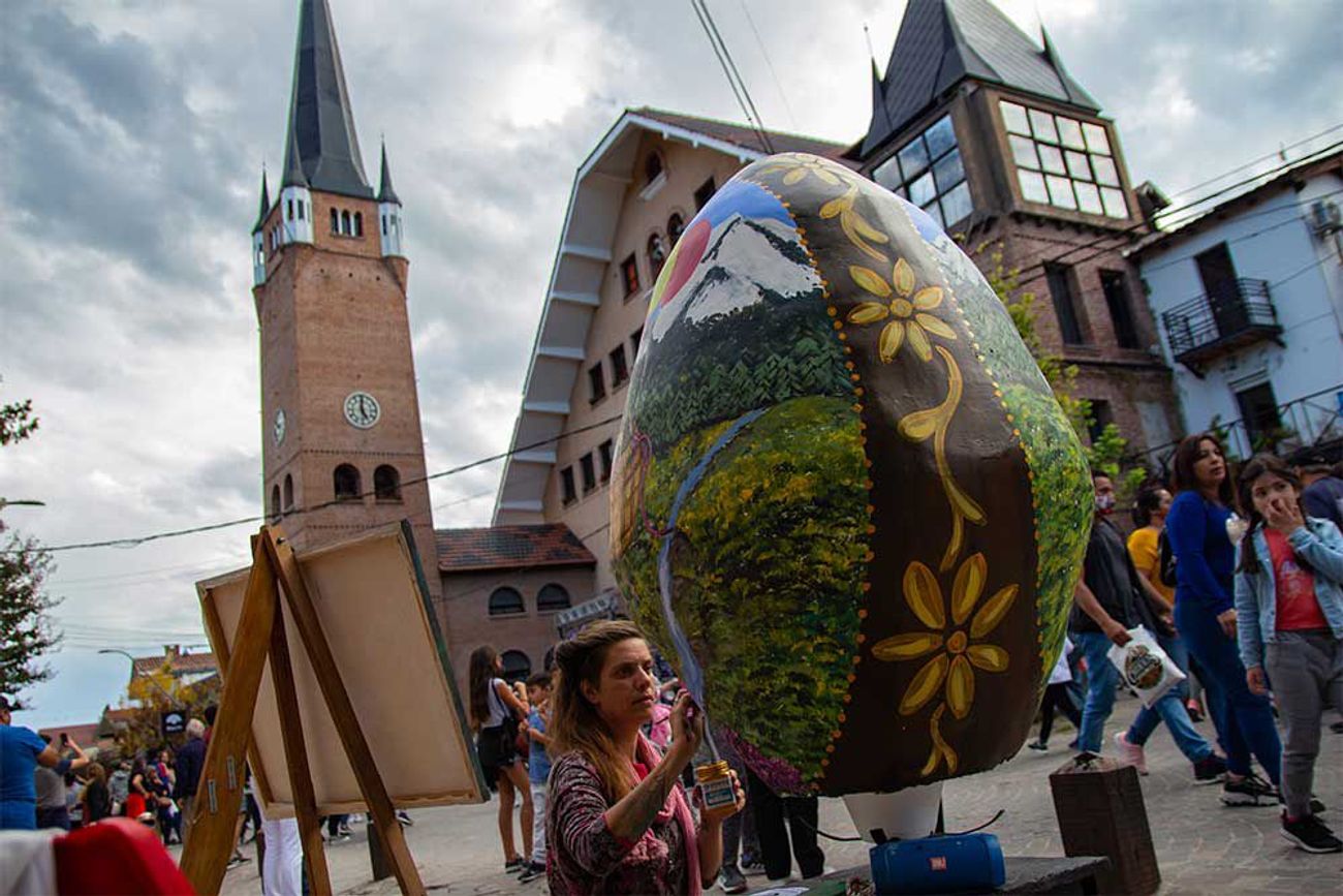 El huevo de chocolate gigante. Un clásico de la Fiesta Nacional de la Masa Vienesa en cada Semana Santa de Villa gewneral Belgrano. 