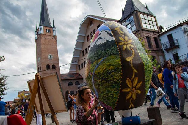 El huevo de chocolate gigante. Un clásico de la Fiesta Nacional de la Masa Vienesa en cada Semana Santa de Villa gewneral Belgrano.