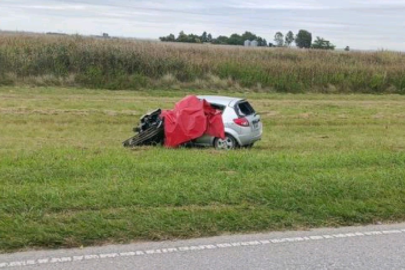 El auto que chocó con un camión en ruta 6. Un hombre murió por el impacto. 