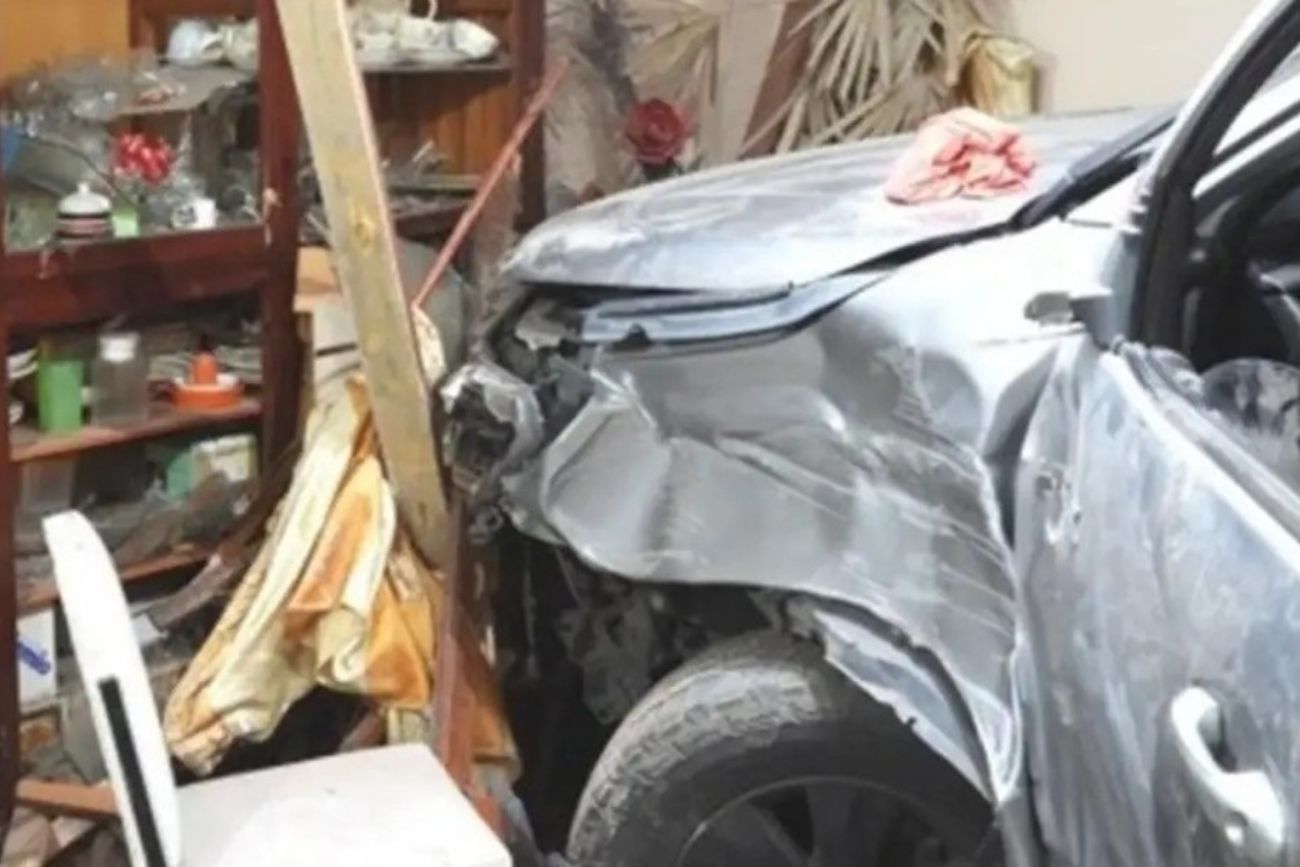 Tucumán: un hombre chocó "intencionalmente" contra una casa para matar a su esposa y luego intentó ahorcarla