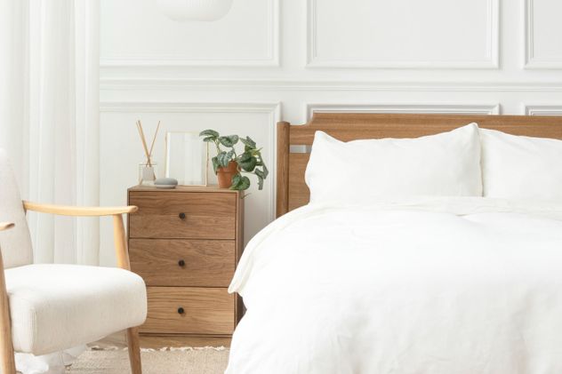 Tonos cálidos y materiales claros ayudan a crear espacios más confortables. Freepik.